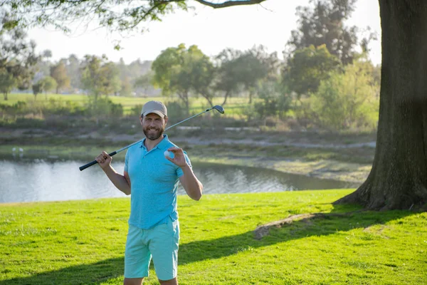 Retrato de golfista sonriente feliz golpeando tiro de golf con el club en curso. —  Fotos de Stock