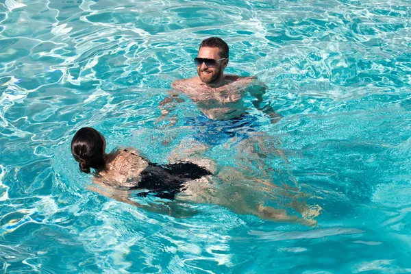 Ett par på poolanläggningen. Sommarsemester. Sommarpar i pool. — Stockfoto