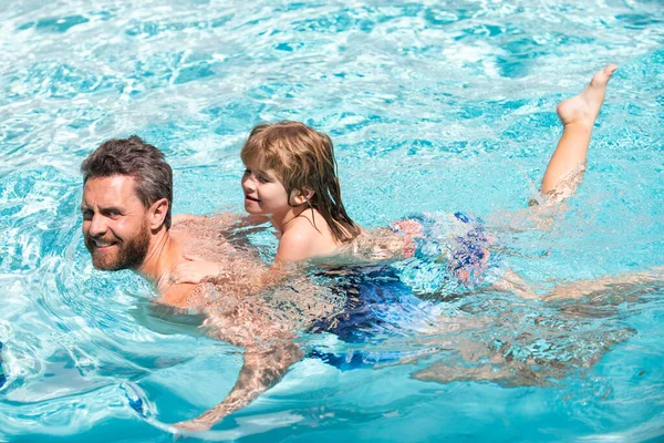 Padre e hijo nadando en la piscina, familia de verano. Papá y su hijo de ocio. Clases de natación. —  Fotos de Stock