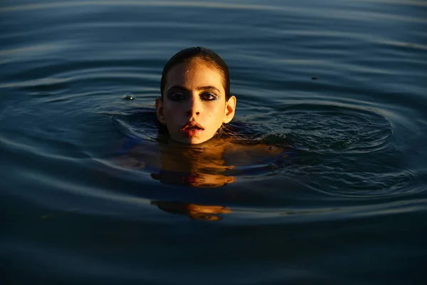 Szexi nő pózol a vízben. Nyáron. Érzéki lány nyári portré. Szépség nő. — Stock Fotó
