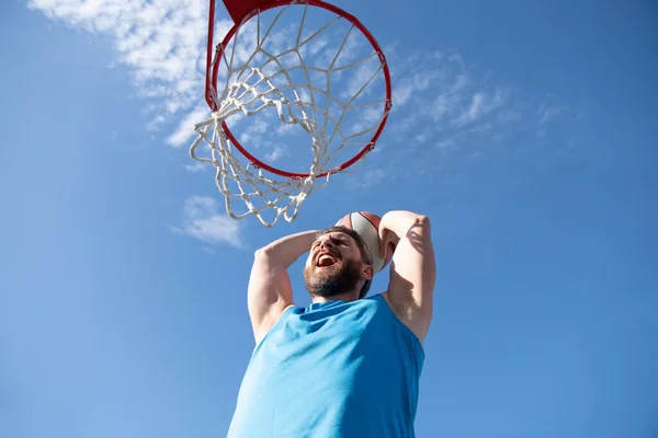Der kaukasische Basketballspieler der Mannschaft in Aktion, die Bewegung im Sprung auf den Himmel. Konzept aus Sport, Bewegung, Energie und dynamischem, gesundem Lebensstil. Training, Üben. — Stockfoto