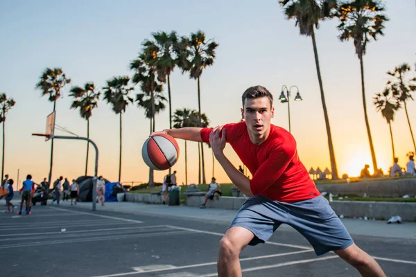 Basketbalista. Sport a basketbal. Muž skočí a hodí míč do košíku. — Stock fotografie