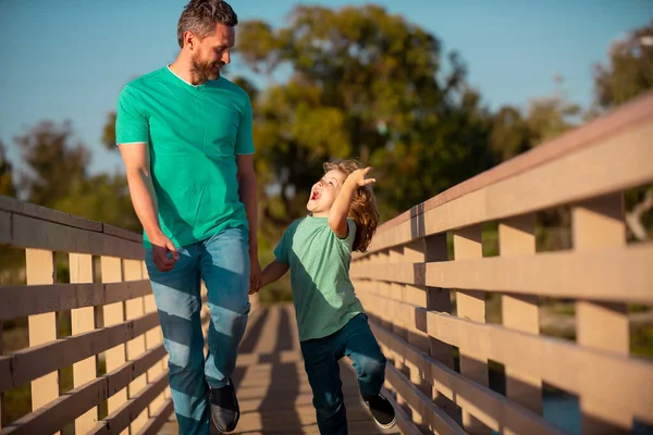 Papa et enfant jouent dehors. Bonne famille. Génération hommes. — Photo