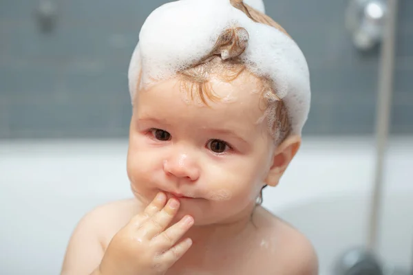 Dzieciak kąpie się w wannie. Zabawne dzieciaki z bliska. Prysznic dziecka. Portret dziecka kąpiącego się w wannie z pianką. — Zdjęcie stockowe