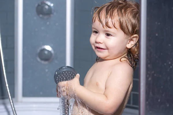 Santé des enfants. Douche de bébé. Portrait d'enfant se baignant dans un bain avec de la mousse. — Photo