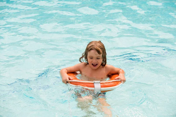 Estate per bambini. Pool resort. Ragazzo felice all'Aquapark. Bambino che nuota in acqua. Attività in piscina. — Foto Stock