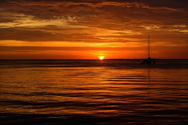 Barca in mare. Barche a vela al tramonto. Oceano yacht a vela lungo l'acqua. — Foto Stock