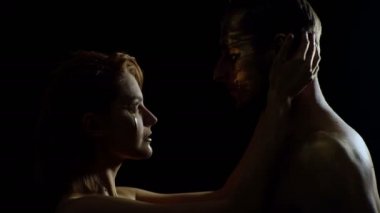 Sevgi. Altın makyajlı çift. Moda sanat makyajı. Altın surat..