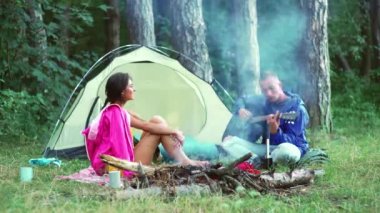 Yaz pikniği. Ormanda kamp yapan bir çift. Orman tatili kavramı.