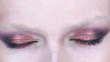 Göz makyajı. Göz farı renginde. Moda ve güzellik kozmetiği.