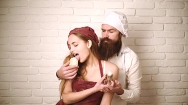 Çift mutfakta eğleniyor. Yiyeceklerle oyun. Sevgililer Günü. Birlikte yemek pişirmek. Çörekler pişiyor..