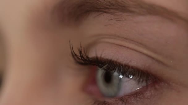 Primer plano de ojo femenino. Concepto oftalmológico. La vista. Iris de párpado azul. — Vídeo de stock