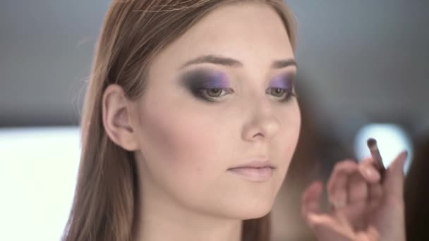 Make-up artiest die oogschaduw aanbrengt. Vrouw met avondmake-up. Rookogen. — Stockvideo