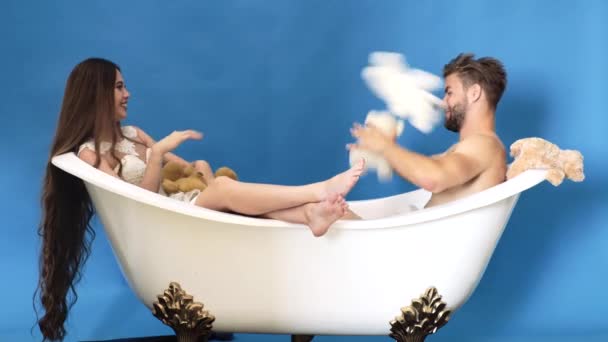 Une routine. Concept de relation. La vie familiale. Homme et femme jouant dans le bain. Joyeux couple. — Video