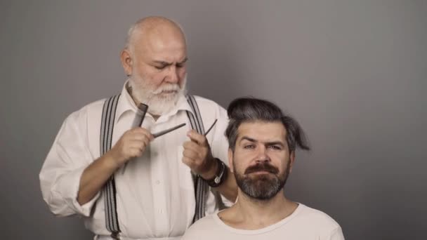 男性发型师理发店的理发程序.男人的发型在美容院的家伙理发店里有胡子的男人. — 图库视频影像