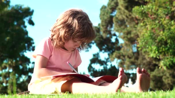 屋外教育。学校の庭で子供の学習。学校に戻る. — ストック動画