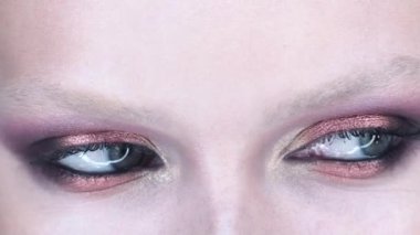 Göz makyajı. Göz farı renginde. Moda ve güzellik ürünleri. Akşam makyajı.