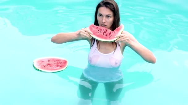 Summer vacation. Sexy woman eat watermelon in pool. Summer fruits. Season fruit, summer party, snacks. — Stock Video