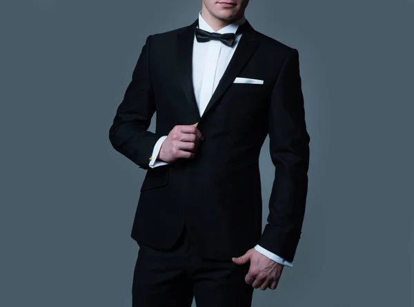 Moda de traje masculino. Traje formal de traje de estilo clásico. Elegante y elegante hipster. Ropa de negocios. Estilo de vida rico. Aislado. — Foto de Stock