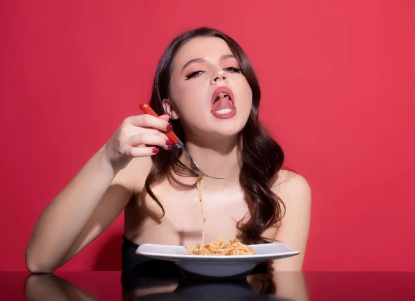 Flicka äter spagetti pasta. Äter spagetti med gaffel. Italiensk mat och meny. Italienskt kök. — Stockfoto