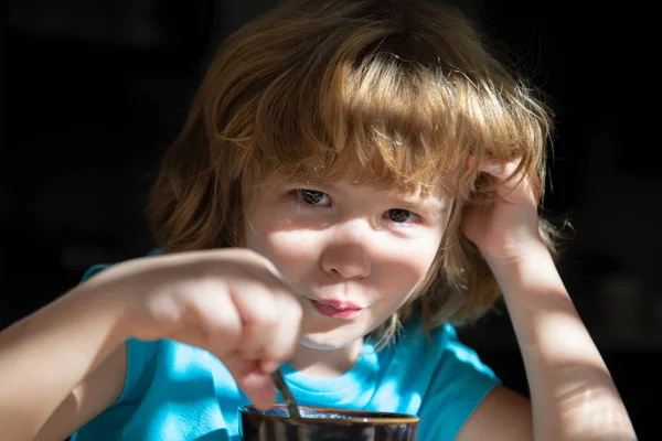 Lekker eten. De jongen eet soep. Gezonde voeding voor kinderen. Thuis voedsel ror kinderen. — Stockfoto