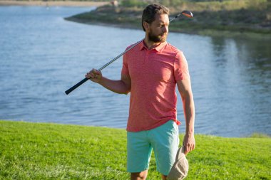 Profesyonel golf sahasında erkek golfçü. Golf sopasıyla golf oynayan adamın portresi..