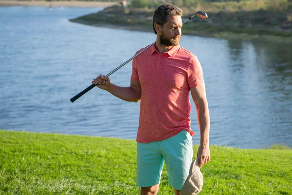 Jogador de golfe masculino no campo de golfe profissional. Retrato de homem golfista com taco de golfe. — Fotografia de Stock