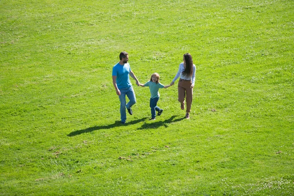 Glückliche Familienmutter, Vater und Sohn über die Natur. — Stockfoto