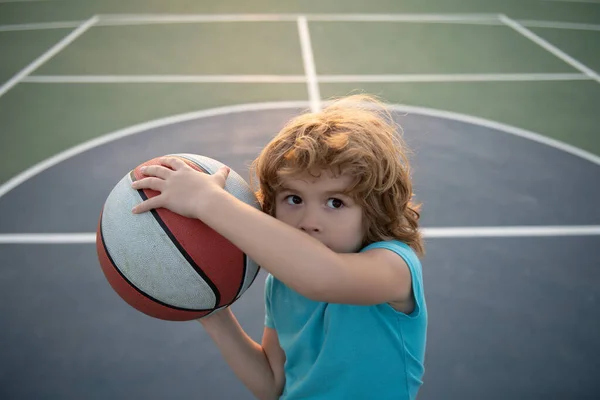 Aktiver Lebensstil für Kinder. Kind spielt Basketball mit Basketballkorb. — Stockfoto