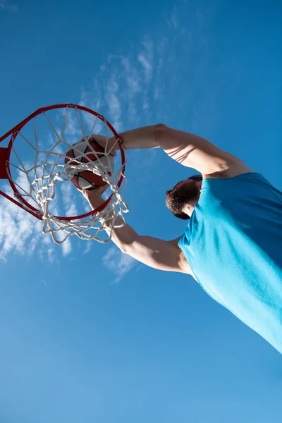 Basket spelare skytte boll i båge utomhus domstol. Ungdomsspel i städerna. Begreppet sport framgång, poäng och vinna. — Stockfoto