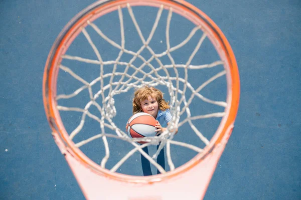 Dítě hraje basketbal. Aktivita a sport pro děti. — Stock fotografie