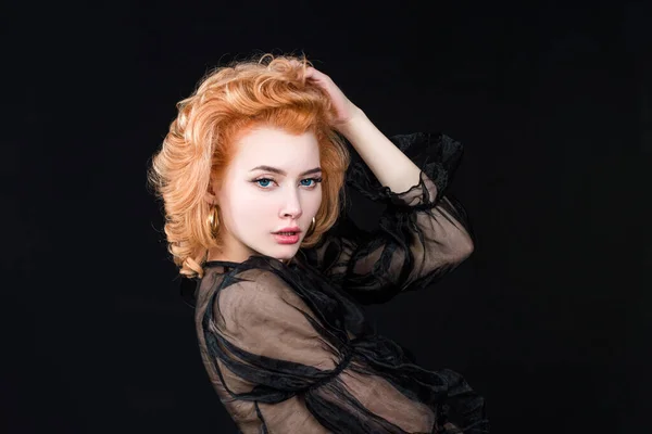 Kvinna med skönhet ansikte och rött hår, porträtt. — Stockfoto