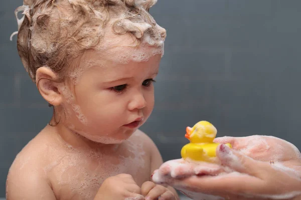 Гигиена и уход за телом для детей. Маленький ребенок моет волосы в ванной. Смешные детишки.. — стоковое фото