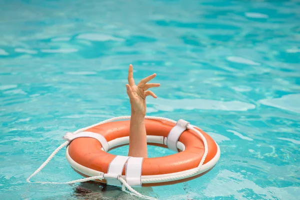 Necesito una ayuda. Una persona que se ahoga. Problemas de vida. Anillo de natación de rescate en agua. Equipo de agua de seguridad. — Foto de Stock