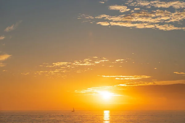 Золотой закат у моря. Восход солнца на пляже. Красочный океан, природный пейзаж с копировальным пространством. — стоковое фото