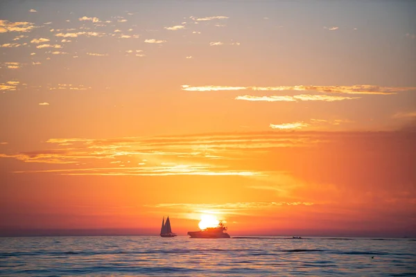 Восход солнца, солнце, голубое небо с облаками и морской пейзаж. — стоковое фото