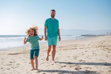 Baba ve çocuk dışarıda eğleniyor. Sağlıklı tatil ve aile aktivitesi kavramı.
