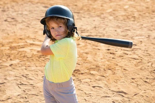 Jongen met baseballhelm en honkbalknuppel klaar om te slaan. — Stockfoto