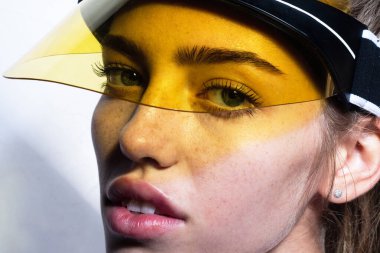 Güneş gözlüklü Summer Girl suratı. Güzel kadın.,