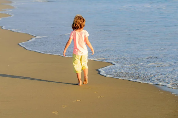 Bambino che gioca nell'oceano. Vacanze estive al mare. Bambini vacanza estiva al mare. — Foto Stock