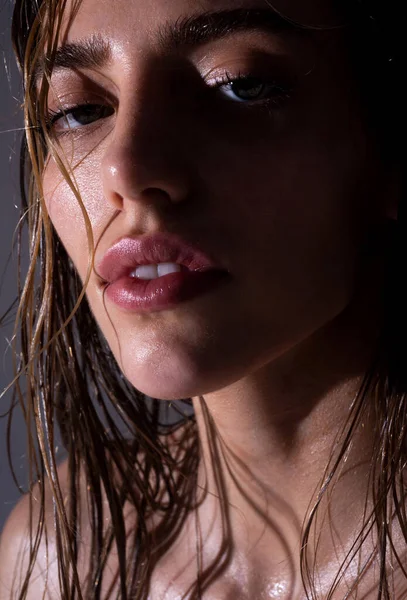 Stüdyo, zarif bir kadının portresini yakın çekim. Yüksek model..