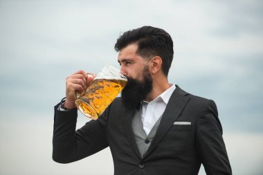 Bira içen sakallı hippi portresi..