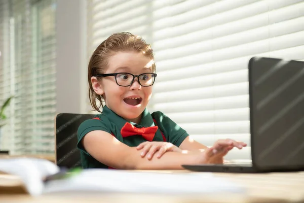 Kind schooljongen leerling leren Engels online op de thuisschool. Thuisonderwijs en afstandsonderwijs voor kinderen. — Stockfoto