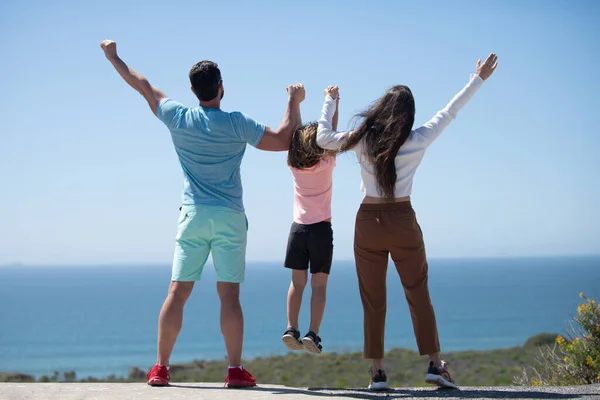 Anne ve baba gün batımında yaz plajında. Arkadaş canlısı bir aile. Aile seyahati, tatil konsepti. — Stok fotoğraf