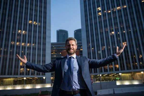 Businessman raising arms near cityscape office building. Happy, success and business triumph, celebrating victory. Ambitions concept and success business. — Stock Photo, Image