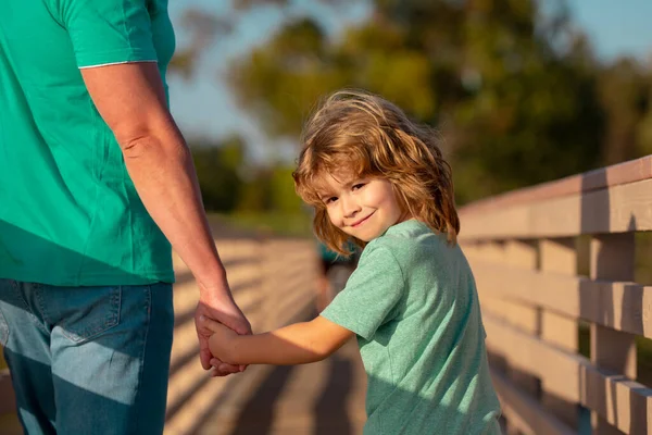 Padre e hijo. Actividad de fin de semana feliz concepto de estilo de vida familiar. — Foto de Stock