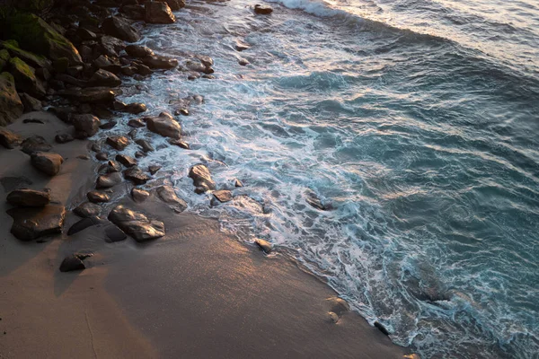 Paisaje de mar y playa tropical. Olas marinas y piedras rocosas en la playa. Hermosa naturaleza marina. Viajes y vacaciones, espacio de copia. —  Fotos de Stock