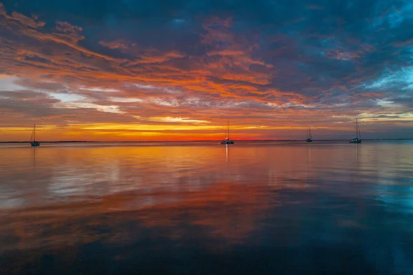 Puesta de sol en el mar con hermosas nubes. Salida del sol océano paisaje marino. — Foto de Stock