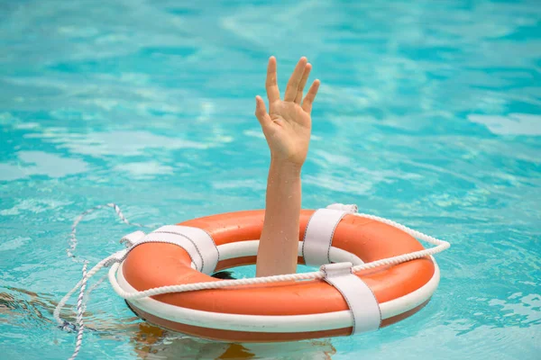 Helpende hand. Levensproblemen. Verdrinkende persoon. Redding zwemring in het water. Veiligheidswaterapparatuur. — Stockfoto