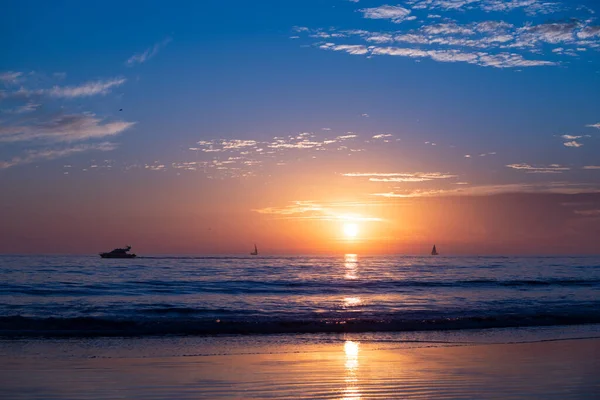 Coucher de soleil sur la mer, phuket. Lever de soleil sur la plage. Océan coloré, fond de paysage nature avec espace de copie. — Photo